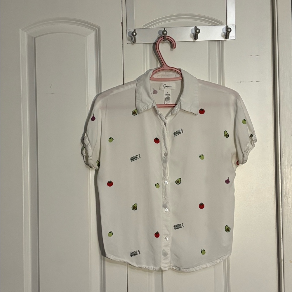 🍒 White Short Sleeve Button-Up Shirt